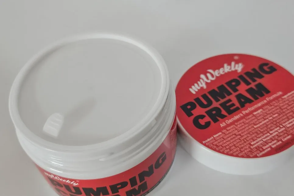 뚜껑을 연 myWeekly Pumping Cream 용기와 뚜껑